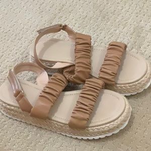1” platform sandal Velcro adjustable closure never worn. Size 8.5